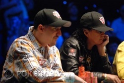 Ray Henson (links) verliest van Scotty Nguyen (rechts dus)