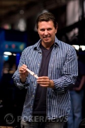 Phil Tom, winnaar van event 11, showt zijn pas verdiende bracelet