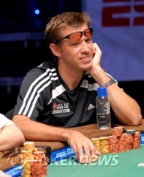 Layne Flack wint zijn zesde bracelet