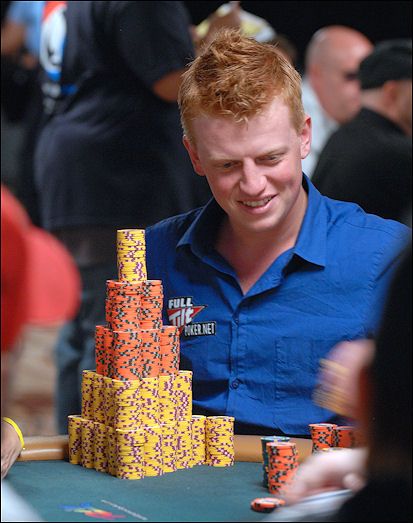 Mark Vos met zijn toren chips