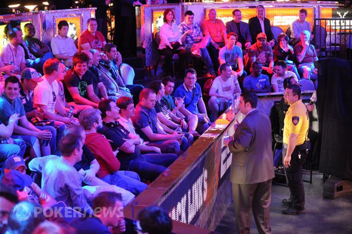 Toernooidirecteur Jack Effel vertelt de rail dat ze rustig moeten blijven.