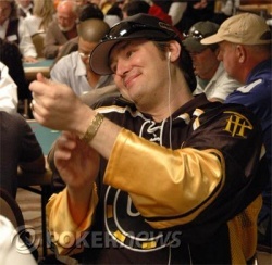 Phil Hellmuth muestra su 11º brazalete