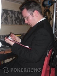 Il direttore Dave Tarbet mentre calcola il payout