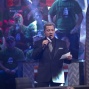 Bruce Buffer anunță „shuffle up and deal”
