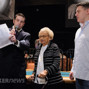 Jack Effel accueille Ellen "Gram" Deeb, la doyenne WSOP du Main Event à 92 ans et grand-mère de Shaun Deeb.