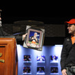 Jack Effel presents winner photo to Jarred Graham, winner of Event #31: $1,500 Pot-Limit Omaha Hi-low 8-or-Better