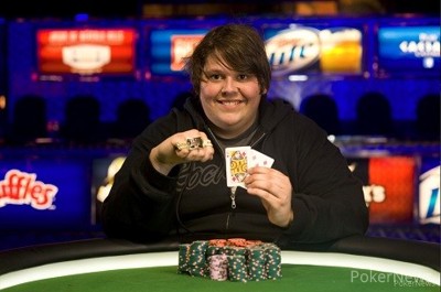Jason Duval with his bracelet at the 2013 WSOP.