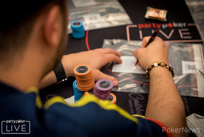 Farid Jattin bagging up the Day 1C Chip Lead