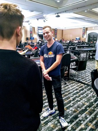 Le débrief avec Arthur (de dos et qui a fait l'argent aussi sur ce tournoi)