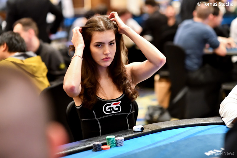 Alexandra Botez' INSANE Bluff #poker #allin #bluff #call #fold #TexasH