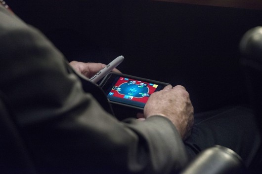 Senátor John McCain přistižen, jak hraje poker během zasedání o Sýrii 101