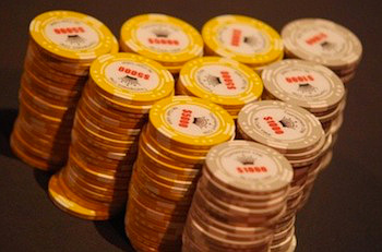 Kaip elgtis su žetonais prie pokerio stalo? Patarimai naujiems žaidėjams 101