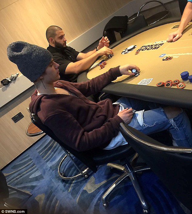 Justin Bieber relaxuje pokerem během jeho koncertní tour v Londýně 101