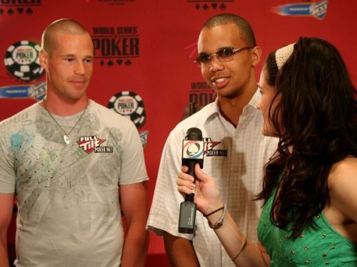 Patrik Antonius skriver på för Team Full Tilt 101