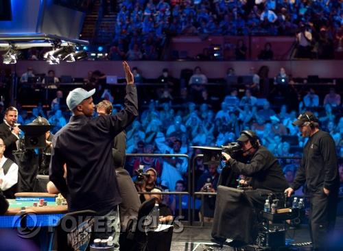 Фил Айви поздравява публиката по врема на 2009 WSOP ME