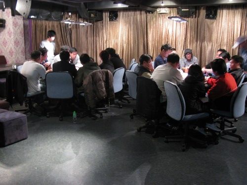 TNC에서 고객들이 포커를 즐기는 모습