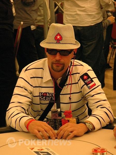 2010 EPT Vídeň, Den 2: V čele stanul Negreanu, Hrubý stále ve hře! 101