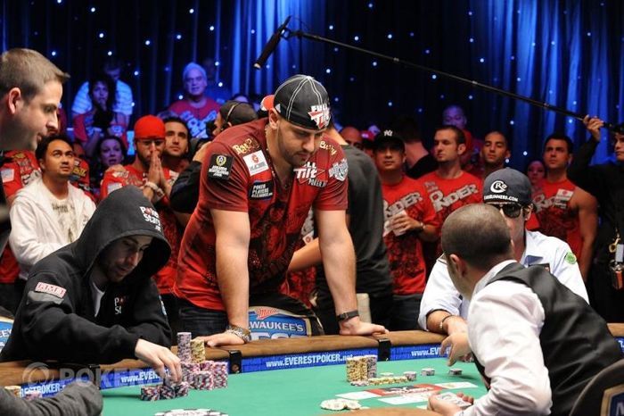 Michael Mizrachi sleduje handu, která se mu stala osudnou