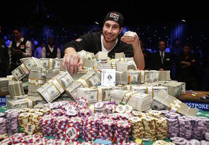 Jonathan Duhamel koser seg med penge premien og bracelet han vant i dag