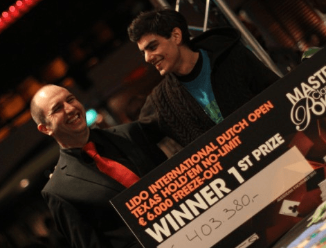 Marcel mottar 1.premien fra turnerings ansvarlig Eroll Manders.