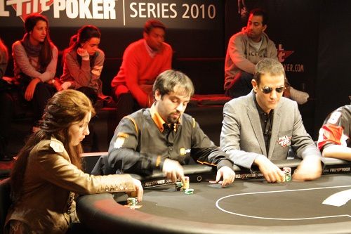 Michael Schuerpf (Suiza), chip leader de la mesa final de las Full Tilt Poker Series 2010 de... 101