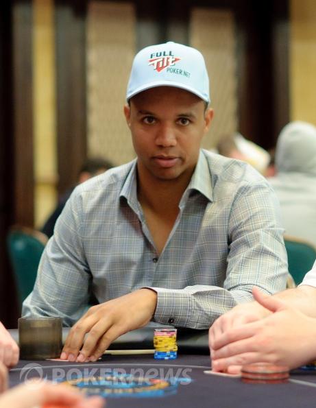 Phil Ivey při ohlášení Heads-upu Daniela Negreanu