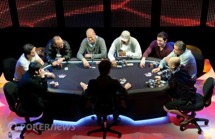 Zleva: Richard Yong, John Juanda, Paul Phua, Patrik Antonius, Phil Ivey, Tom Dwan, Eli Elezra, Wang Qiang