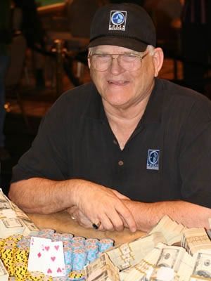 T.J.Cloutier pasiryžęs bet kurį, pervertinantį AK, pasiųsti pėsčiomis į Hiustoną