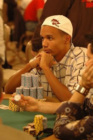 Philas Ivey dėl aprangos stiliaus ir dabar atrodo, kaip paauglys
