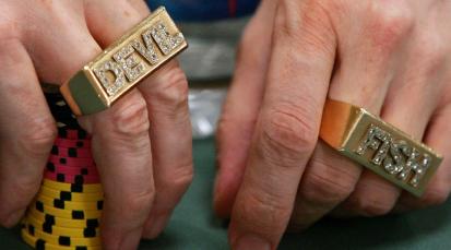 Дэйва Уллиота нетрудно узнать по перстням с его ником на камнях