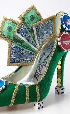 Dizainerė Molly Sims taip įsivaizduoja pokerio batus. Tiesa, kyla abejonių ar jais įmanoma vaikščioti