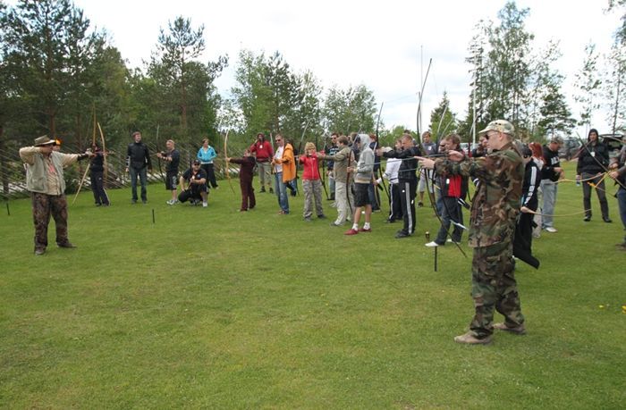 Kevadpäevalised vibulaskmist harjutamas