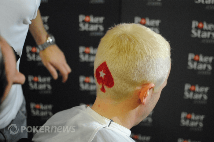 Palovič si musel prefarbiť hlavu na bielo a na temeno si nechal nafarbiť červený znak herne PokerStars