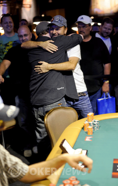 Daniel Negreanu čestita pobedniku