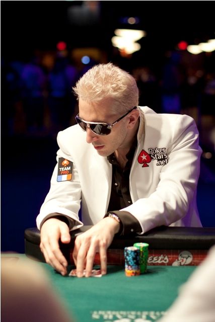ElkY - vienas iš 9 žaidėjų, turinčių kelias WCOOP apyrankes
