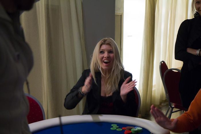 Õnnelik PokerNewsi freerollide valitsejanna Helen Pavlov - pole vahet, kas pokkerit mängitakse õiget- või pahupidi
