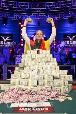 Pius Heinz i jego stos gotówki po wygraniu WSOP Main Event 2011
