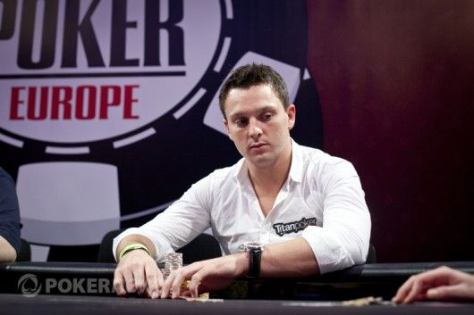 Sam Trickett obserwujący ruch oponenta podczas World Series of Poker Europe.