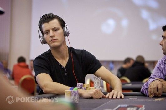 Matt Waxman wypatruje ruchu oponenta podczas World Series of Poker Europe 2011