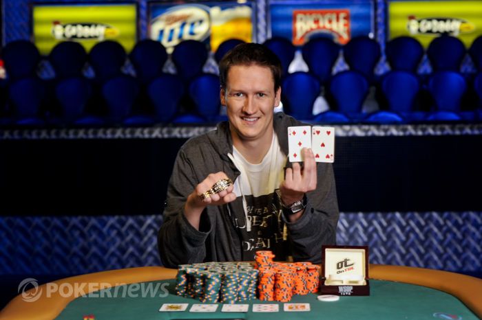 Sean Getzwiller z najbardziej pożądaną nagrodą pokerową.
