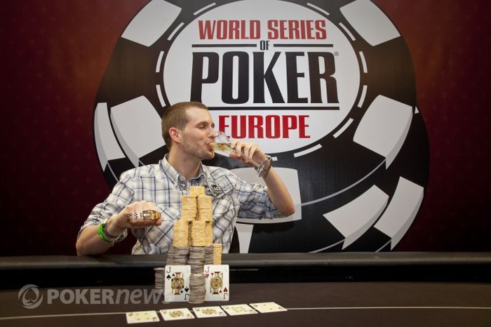 Tristan Wade z kieliszkiem szampana po wygranej w Cannes