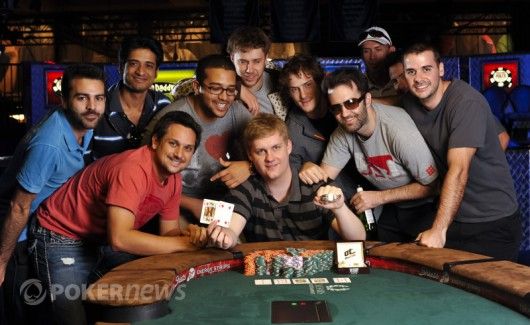 Joe Ebanksas švenčia pergalę WSOP turnyre, atnešusią milijoninį laimėjimą
