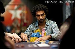 Faraz Jaka har en sollid ledelse på nr 2 med 347 000 chips
