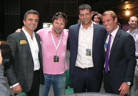 Joe Hachem & Shane Warne ze zwycięzcą Glenem McGregorem (drugi od prawej) oraz z jego oponentem z HU Alainem Borataudem (drugi od lewej). Podziękowania za zdjęcie, dla pokermedia.com.au