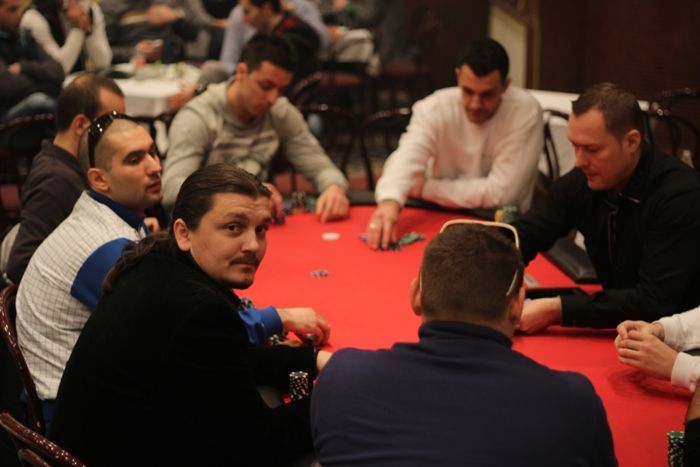 Simić (ledjima okrenut), Alorić, Kajon, Katilović, Bobot, Šarčević, dealer...