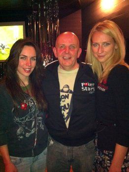 Kairėje PokerStars Pro narė Liv Boeree, o dešinėje mūsiškė Daiva Barauskaitė
