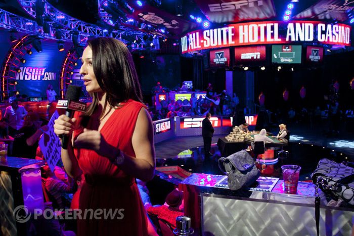Kara Scott v roli moderátorky 2011 WSOP ME dohrávky