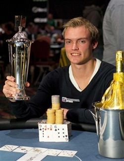 Sondre Sagstuen viser stolt fram NM pokalen for Pot Limit Omaha - Bilde: www.donkr.com