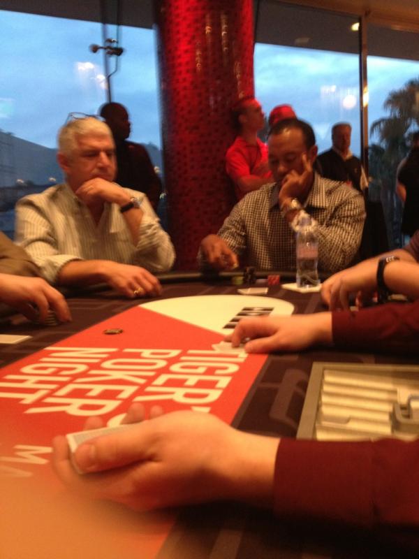 Tweet Tweet, Bad Beat - Hellmuth schept op en Boeree gaat slecht gekleed?! 103