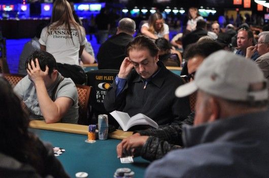 WSOP 2012 : Comment les joueurs tuent-ils le temps à une table ? 107